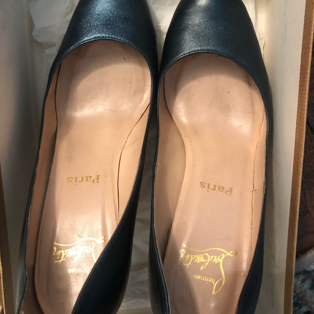 Simple pump from Louboutin. Box and dust bag included - Picture 2 of 9